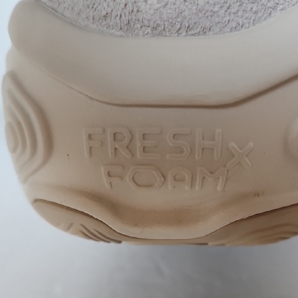 New Balance Unisex Sneakers in Beige and Coral - Picture 6 of 9